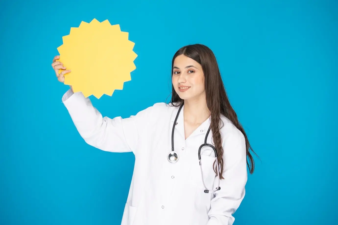 Портрет красивой зрелой женщины-врача в лабораторном халате, студийная съёмка для больницы.