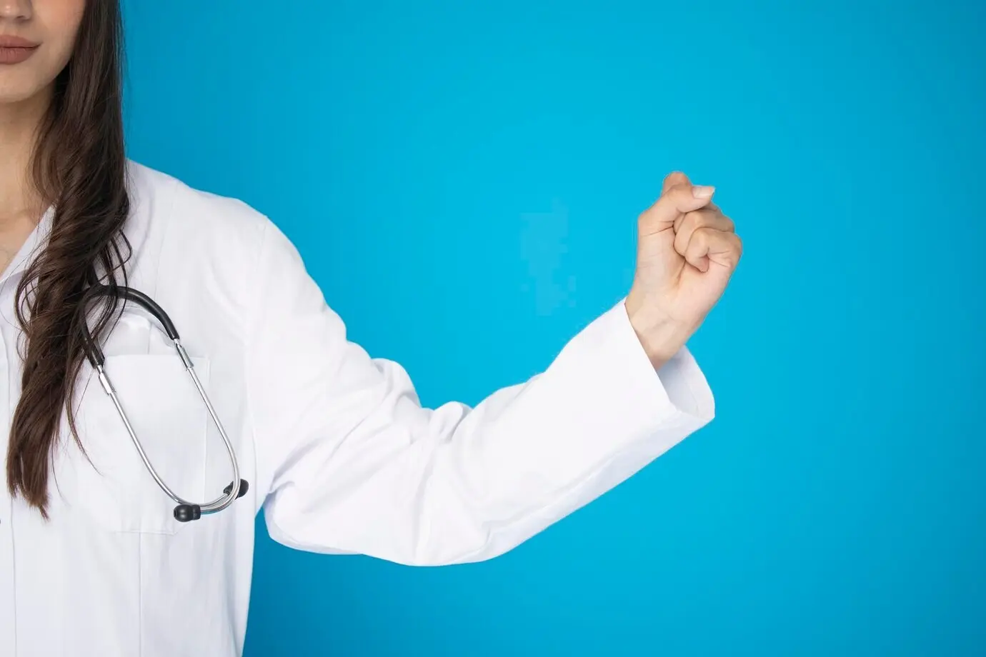 Портрет красивой зрелой женщины-врача в лабораторном халате для съемки в студии для больницы.